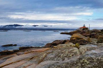 Van and to Discover visitando el Faro de Punta Cabalo en la Isla de Arousa en el viaje en furgoneta camper por Galicia