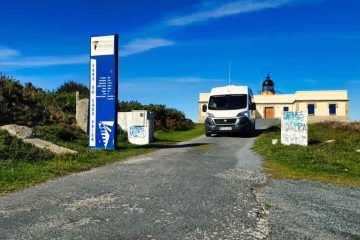 Furgoneta camper de Van and to Discover en la entrada del Faro de Cabo de Prior durante la ruta por Galicia