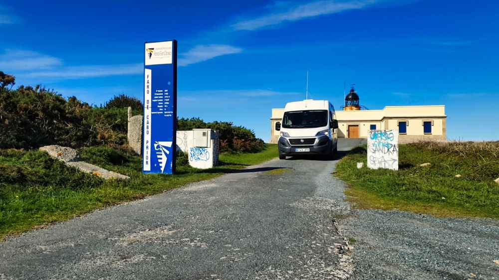 Furgoneta camper de Van and to Discover en la entrada del Faro de Cabo de Prior durante la ruta por Galicia