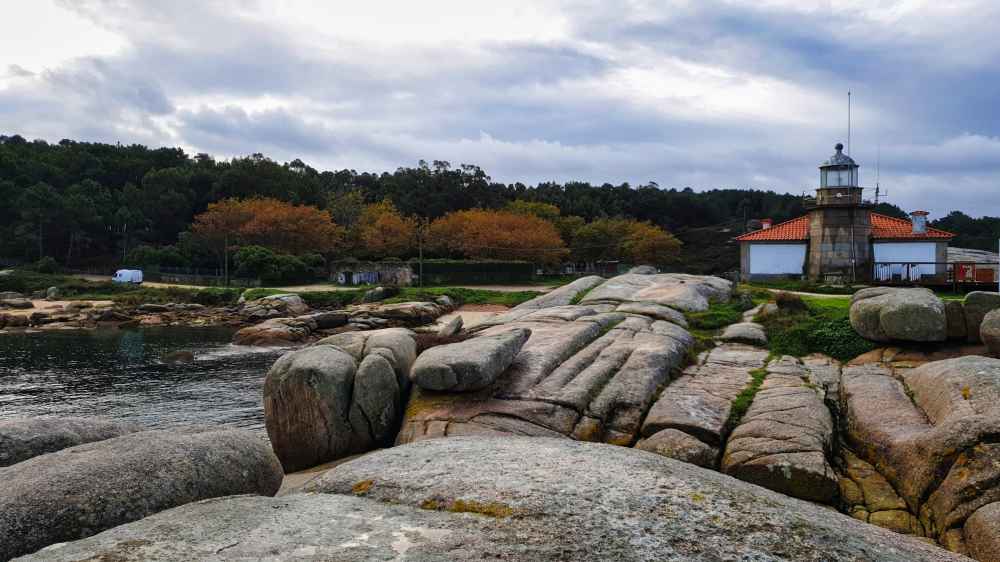 Van and to Discover visitando el Faro de Punta Cabalo en su viaje a Galicia en furgoneta camper