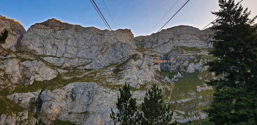 Vistas de los cables del telefรฉrico de Fuente Dรฉ cruzando las montaรฑas - Viaje por Cantabria en furgoneta camper de Van and to Discover