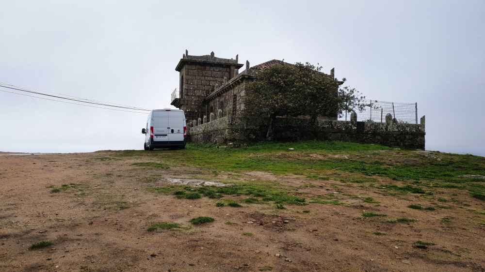 Furgoneta camper de Van and to Discover aparcada en lo alto del Monte de Santa Tecla