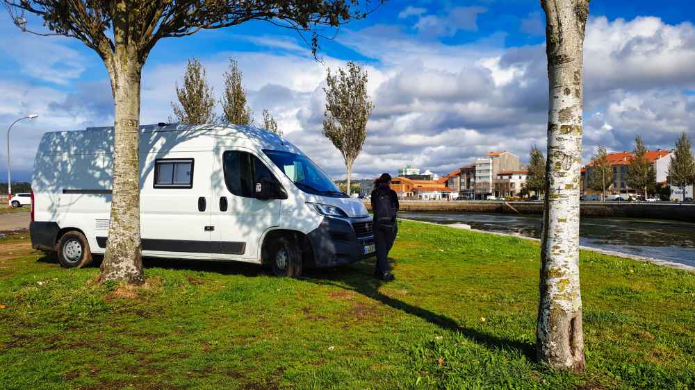 Furgoneta camper de Van and to Discover aparcada en la zona de la ría de Cambados