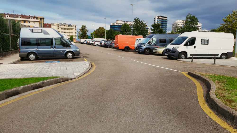 Furgoneta camper de Van and to Discover estacionada junto a otras furgonetas camper en uno de los parkings recomendados en Gijón
