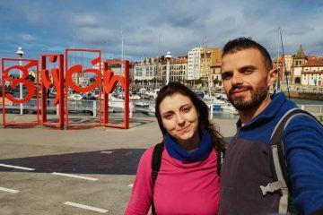 Juanma y Elena de Van and to Discover en el puerto deportivo de Gijรณn, junto a las letras monumentales