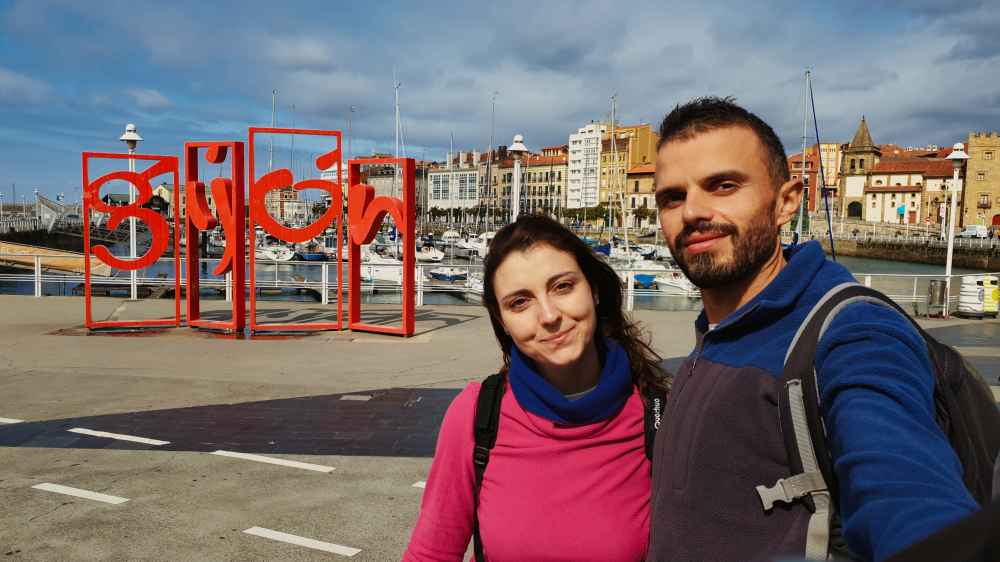 Juanma y Elena de Van and to Discover en el puerto deportivo de Gijón, junto a las letras monumentales