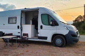 Furgoneta camper de Van and to Discover estacionada en la playa - Consejos de accesorios imprescindibles