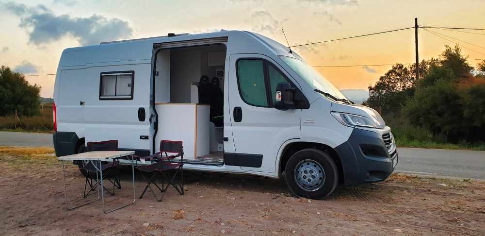 Furgoneta camper de Van and to Discover estacionada en la playa - Consejos de accesorios imprescindibles
