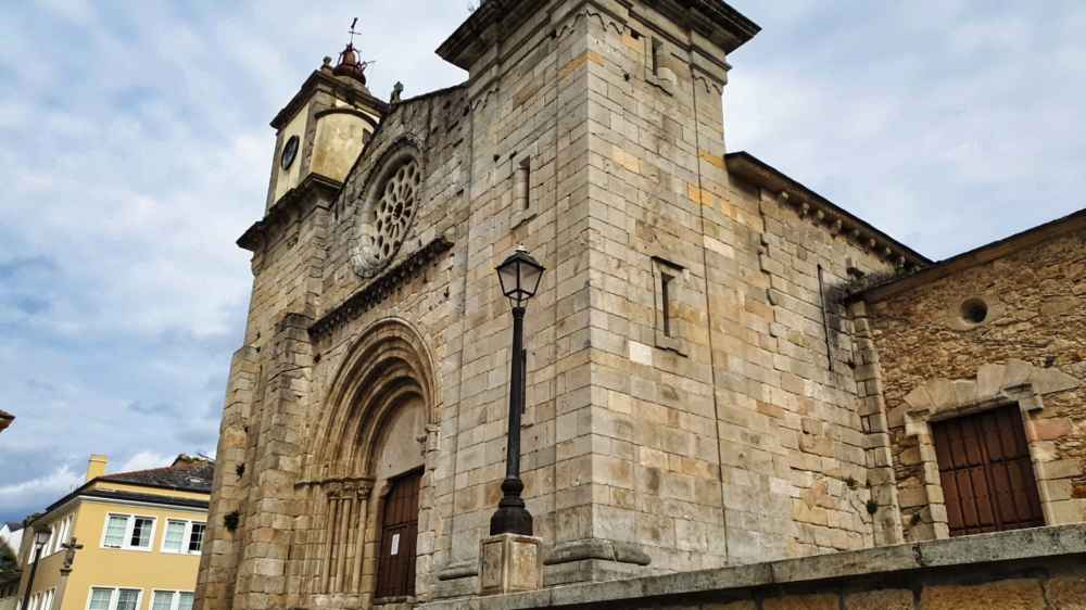 Iglesia románica de Santa María en Vivero - Van and to Discover