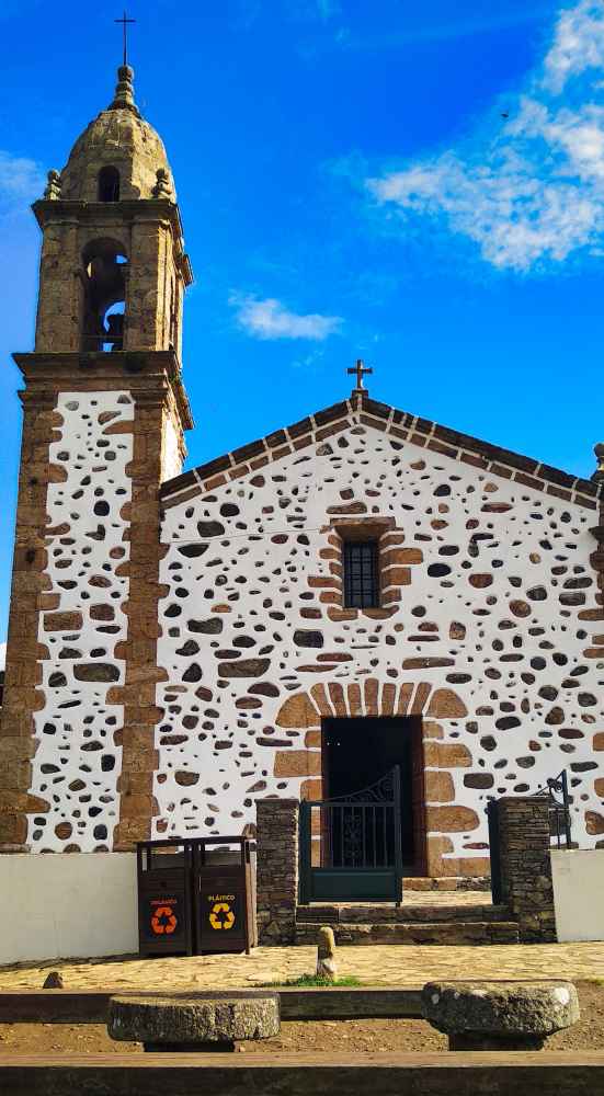Fachada y el campanario del Santuario de San Andrés de Teixido en Galicia fotografiado por Juanma y Elena de Van and to Discover