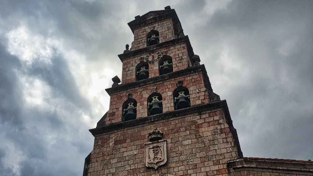 Campanario escalonado de la Iglesia de la Asunción - Visita a Cangas de Onís en furgoneta camper de Van and to Discover