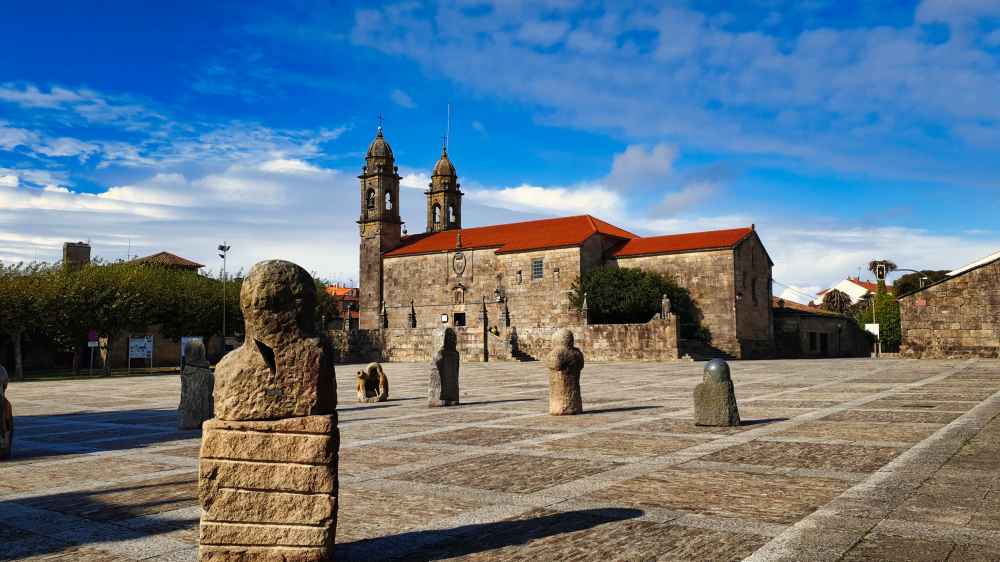 Iglesia de San Benito y el Pazo de Fefiñans desde la plaza empedrada de Cambados en la ruta de Van and to Discover por Galicia