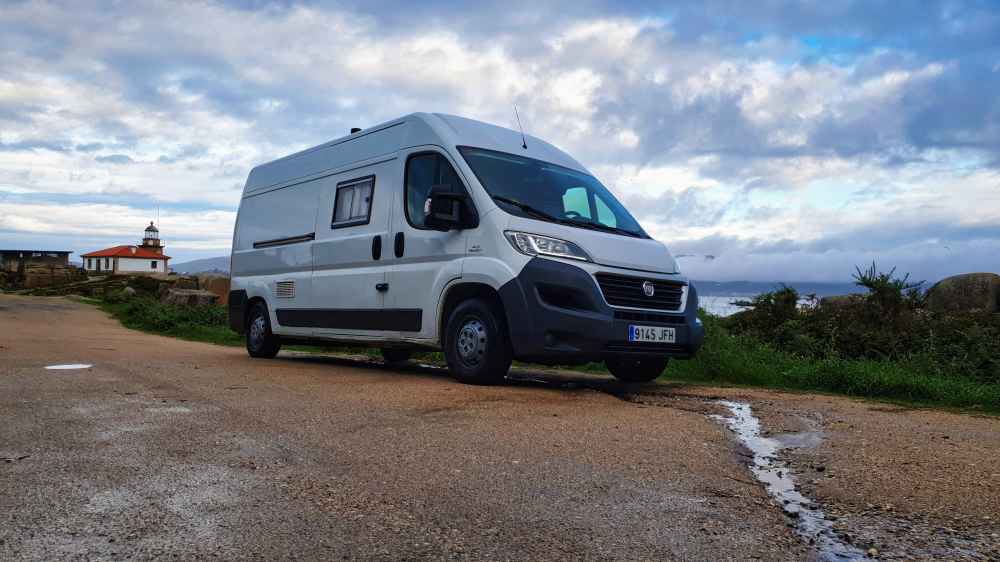 Van and to Discover junto al Faro de Punta Cabalo de Isla de Arosa en su viaje por Galicia en furgoneta camper