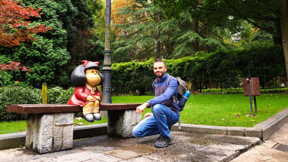 Juanma de Van and to Discover junto a la estatua de Mafalda en su visita a Oviedo en furgoneta camper