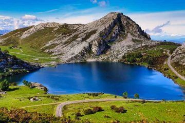 Vista del Lago Enol rodeado de prados y montañas en ruta de Juanma y Elena de Van and to Discover por Asturias en furgoneta camper