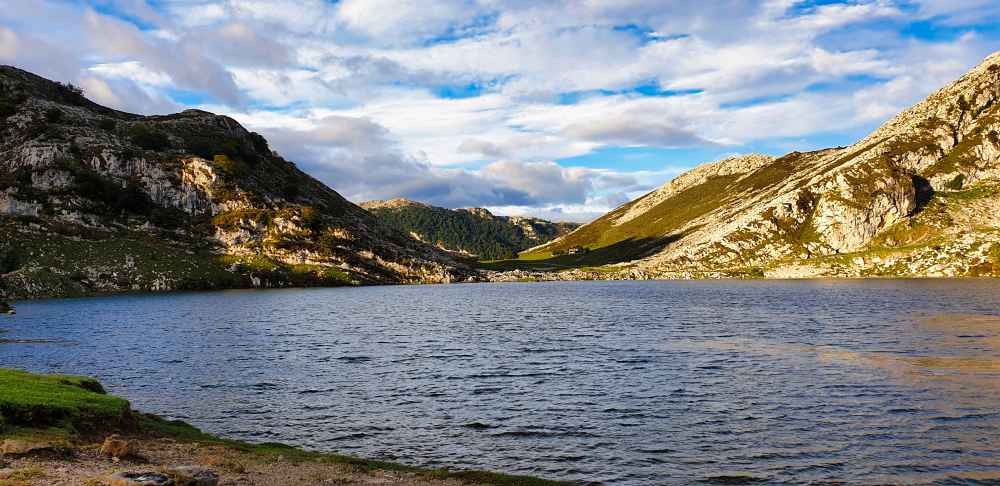 En la orilla del Lago Ercina rodeado de montañas en el Parque Nacional de los Picos de Europa