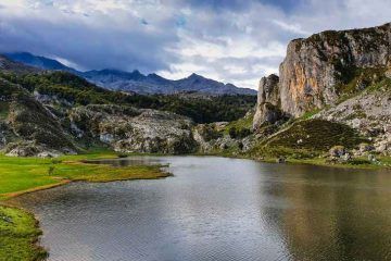 Paisaje natural de los Lagos de Covadonga en el Parque Nacional de los Picos de Europa
