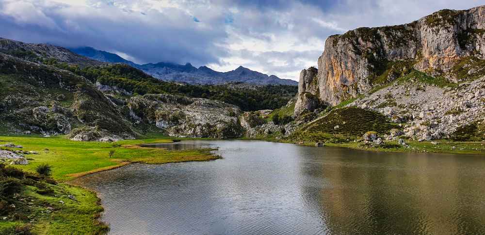 Paisaje natural de los Lagos de Covadonga en el Parque Nacional de los Picos de Europa