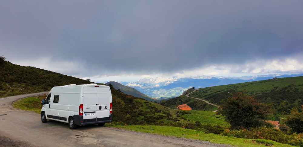 Furgoneta camper de Van and to Discover por la carretera de montaña hacia los Lagos de Covadonga en Asturias