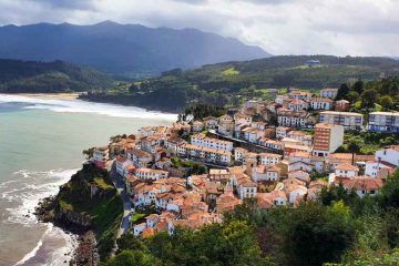 Vistas panorรกmicas desde el mirador de San Roque del pueblo de Lastres y el mar Cantรกbrico - Van and to Discover