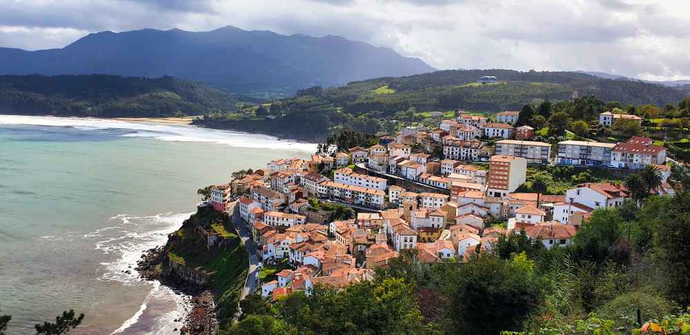 Vistas panorámicas desde el mirador de San Roque del pueblo de Lastres y el mar Cantábrico - Van and to Discover