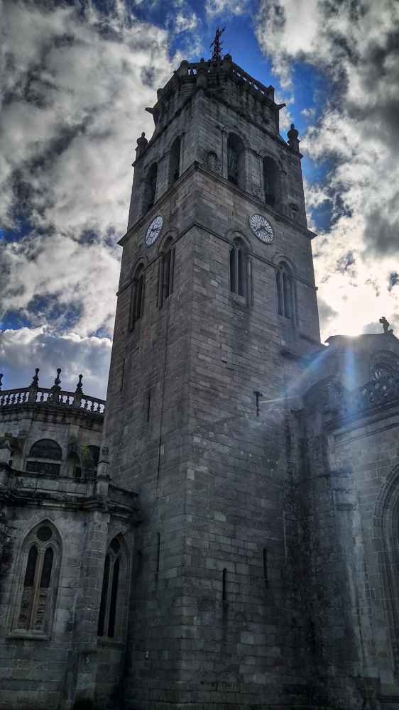 Fotografía de Van and to Discover de la Torre del reloj de la Catedral de Lugo en su viaje a Galicia en furgoneta camper