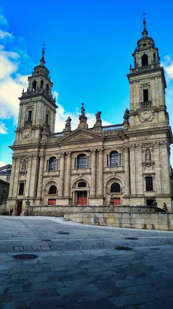Van and to Discover visitando la Catedral de Lugo en su viaje en furgoneta camper
