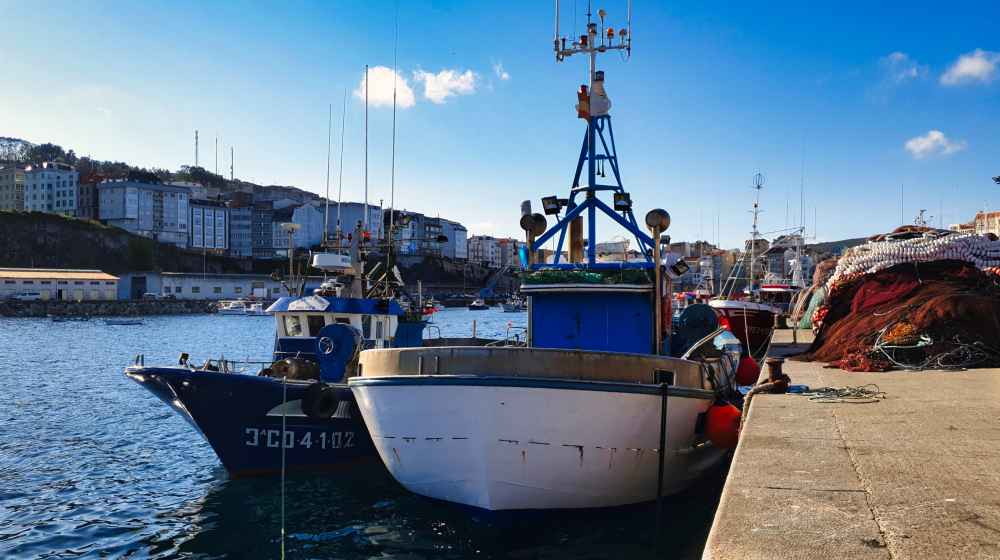 Barcos pesqueros amarrados en el puerto de Malpica en la ruta de Van and to Discover por la Costa da Morte