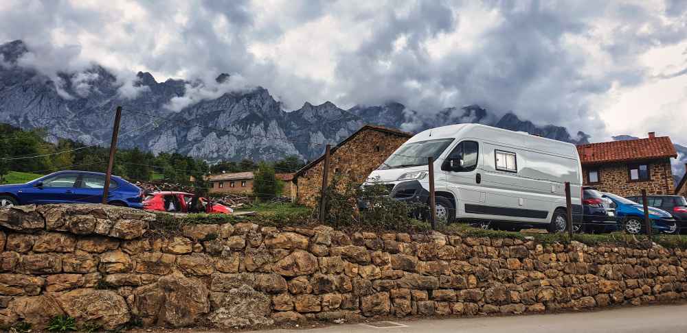 Furgoneta camper de Van and to Discover en el parking recomendado de Mogrovejo