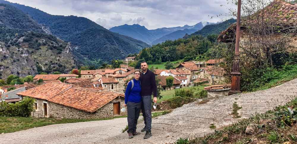 Juanma y Elena de Van and to Discover visitando Mogrovejo
