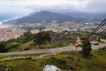 Vistas panorรกmicas desde el monte de Santa Tecla y al fono el pueblo de A Guarda en el viaje de Van and to Discover en furgoneta camper por Galicia