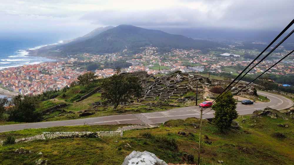 Vistas panorรกmicas desde el monte de Santa Tecla y al fono el pueblo de A Guarda en el viaje de Van and to Discover en furgoneta camper por Galicia