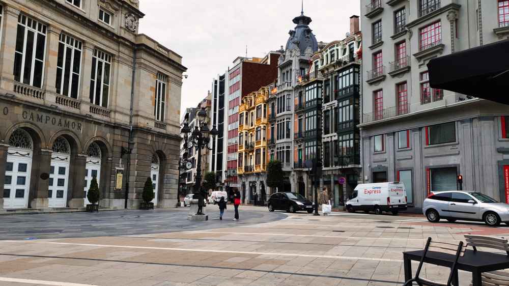 Fachadas del casco histórico de Oviedo en el viaje por Asturias en furgoneta camper de Van and to Discover