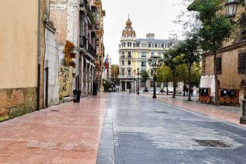Calles del casco histรณrico de Oviedo - Van and to Discover