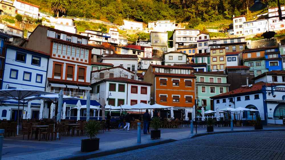 Fotografía de la Plaza de la Marina en Cudillero - Van and to Discover