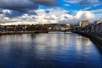 Vista panorรกmica del rรญo Lรฉrez con el famoso Puente de los Tirantes en la ciudad de Pontevedra