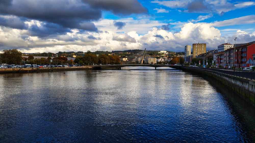 Vista panorámica del río Lérez con el famoso Puente de los Tirantes en la ciudad de Pontevedra