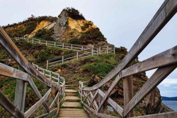 Pasarelas de madera de la Ruta Fuciรฑo do Porco en el acantilado Punta Socastro