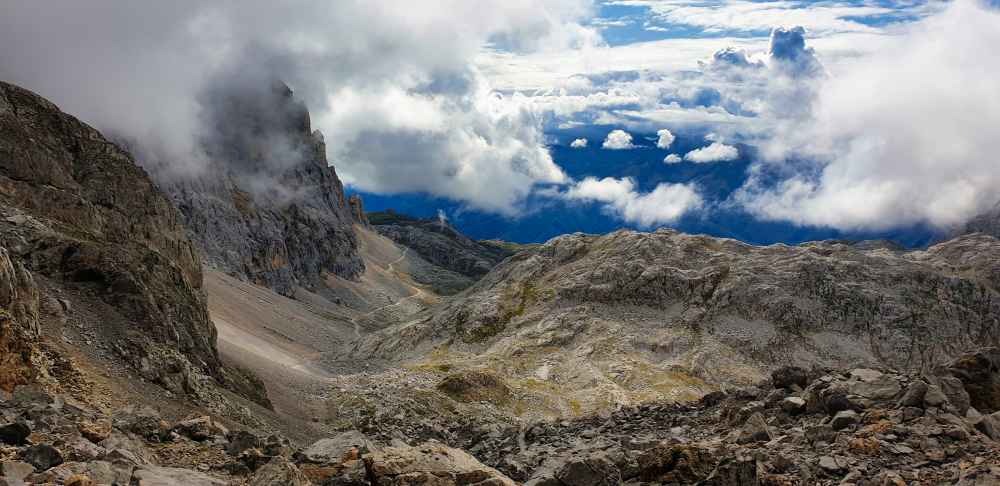 Vista del paisaje desde el refugio de la Verónica en Fuente Dé, Picos de Europa, Cantabria