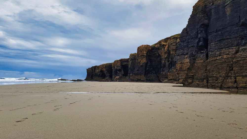 Panorรกmica de los acantilados de la Playa de las Catedrales a primera hora de la maรฑana sin gente con la marea baja