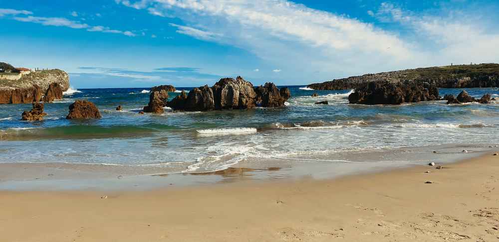 Arena dorada y rocas karsticas de la playa del Toro en Llanes - Van and to Discover