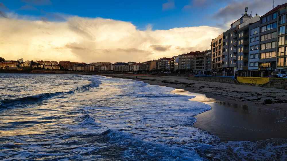 Van and to Discover visitando la Playa de Silgar en Sanxenxo durante su viaje a Galicia en furgoneta camper