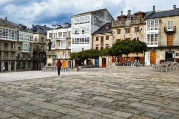 Juanma de Van and to Discover visitando la Plaza Mayor de Vivero durante su viaje a Galicia furgoneta camper
