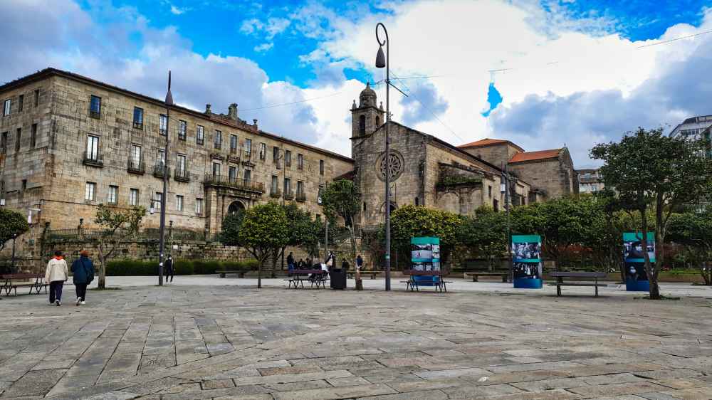 Plaza empedrada de la Ferrería en la visita a Pontevedra Van and to Disoover