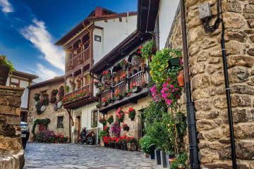 Calle empedrada del casco histรณrico de Potes durante la ruta por Cantabria en furgoneta camper de Van and to Discover
