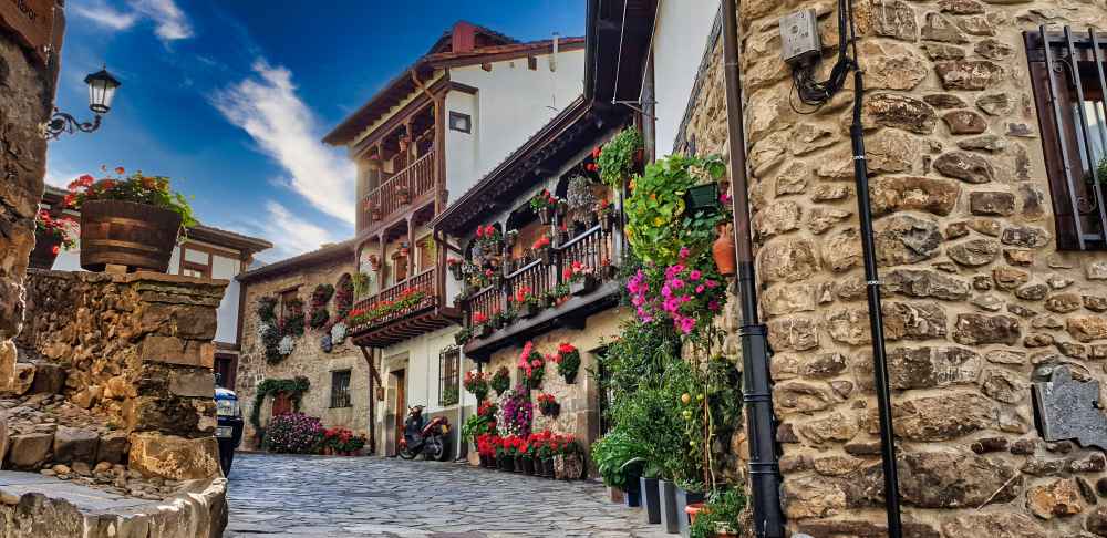 Calle empedrada del casco histรณrico de Potes durante la ruta por Cantabria en furgoneta camper de Van and to Discover