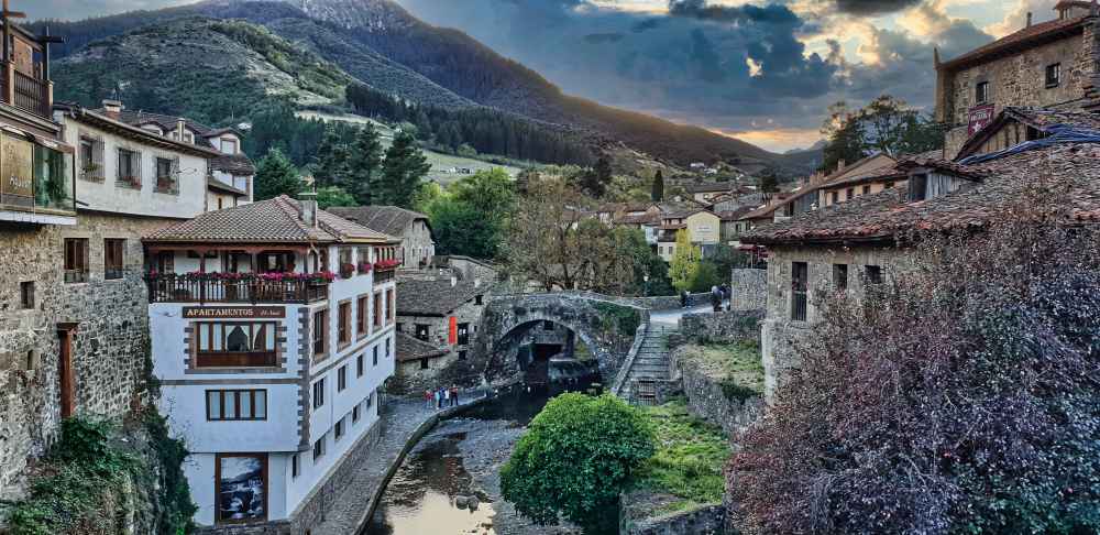 Vista panorámica de Potes en el viaje por Cantabria en furgoneta camper de Van and to Discover