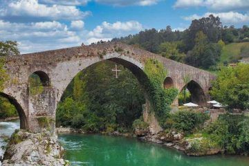 Puente de la Victoria sobre las aguas del Rรญo Sella en Cangas de Onรญs - Viaje a Asturias en furgoneta camper de Van and to Discover