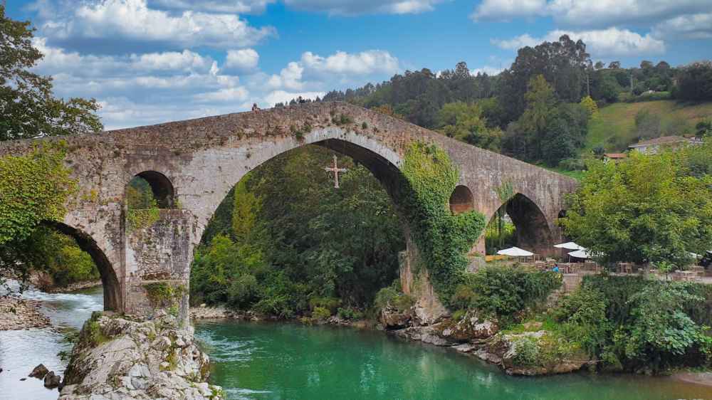 Puente de la Victoria sobre las aguas del Río Sella en Cangas de Onís - Viaje a Asturias en furgoneta camper de Van and to Discover