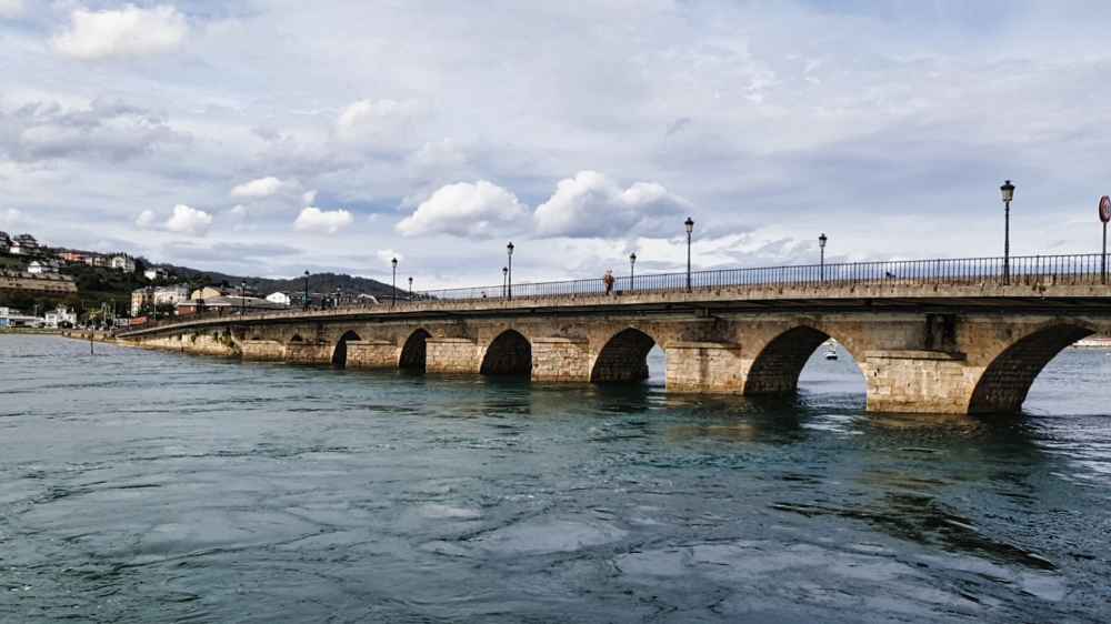 Fotografía panorámica de Van and to Discover del Puente de la Misericordia de Vivero sobre la ría de Vivero